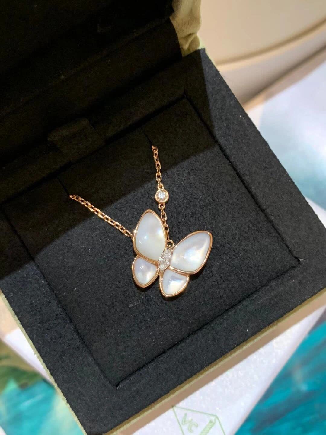 Van Cleef & Arpels Elegant Pearl Earrings